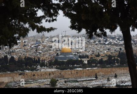 Jerusalem, Israel. Februar 2021, 18th. Ein Blick auf den Schnee auf dem Felsendom im Al Aqsa Moschee Gelände in der Altstadt von Jerusalem, am Donnerstag, den 18. Februar 2021. Foto von Debbie Hill/UPI Kredit: UPI/Alamy Live Nachrichten Stockfoto