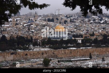 Jerusalem, Israel. Februar 2021, 18th. Ein Blick auf den Schnee auf dem Felsendom im Al Aqsa Moschee Gelände in der Altstadt von Jerusalem, am Donnerstag, den 18. Februar 2021. Foto von Debbie Hill/UPI Kredit: UPI/Alamy Live Nachrichten Stockfoto