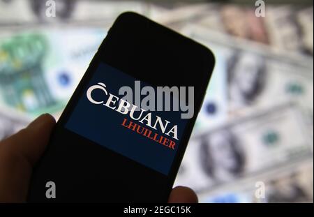 Viersen, Deutschland - Februar 9. 2020: Nahaufnahme des Smartphone-Bildschirms mit Logo-Schriftzug des Online-Geldtransfer-Service cebuana lhuillier, verschwommene Bank Stockfoto