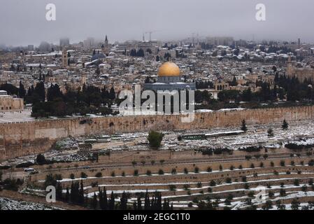 Jerusalem, Israel. Februar 2021, 18th. Ein Blick auf den Schnee auf dem Felsendom im Al Aqsa Moschee Gelände in der Altstadt von Jerusalem, am Donnerstag, den 18. Februar 2021. Foto von Debbie Hill/UPI Kredit: UPI/Alamy Live Nachrichten Stockfoto