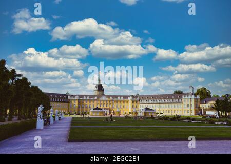 Schloss Karlsruhe an einem sonnigen Tag mit Park vor Stockfoto