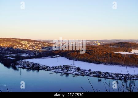 Blick vom Harkorturm in Wetter, Nordrhein-Westfalen. Blick auf Lüdinghausen und den Harkortsee. Stockfoto