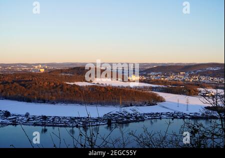 Blick vom Harkorturm in Wetter, Nordrhein-Westfalen. Blick auf Lüdinghausen und den Harkortsee. Stockfoto