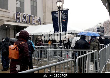 Schlange für COVID-19-Impfstoff bei starkem Schneefall, New York, NY, USA Stockfoto