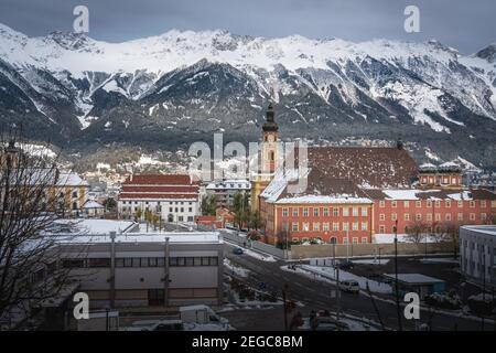 Stift Wilten und Alpen - Innsbruck, Tirol, Österreich Stockfoto