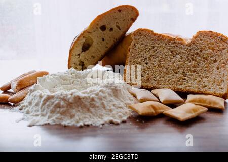 Verschiedene Brotsorten mit Mehl Stockfoto