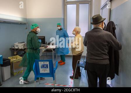 Mailand, Italien. Februar 2021, 18th. Mailand, erster Tag der Impfungen für Menschen über 80 Jahren im Militärkrankenhaus in Via Saint Bon in Baggio nur zur redaktionellen Verwendung Kredit: Unabhängige Fotoagentur/Alamy Live News Stockfoto