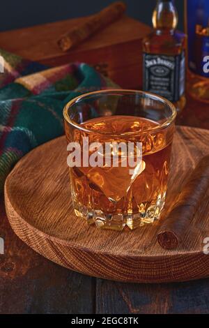 MOGILEV, WEISSRUSSLAND - DEZEMBER 12 2020: Illustrativer Editorial einer Flasche Jack Daniels Bourbon Whiskey auf dunklem, altem Holzhintergrund mit dramatischem Hintergrund Stockfoto