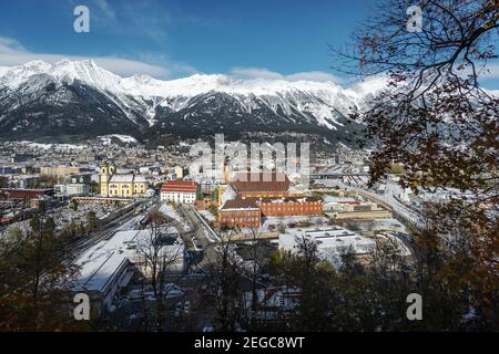 Luftaufnahme von Innsbruck mit Stift Wilten und Alpen - Innsbruck, Tirol, Österreich Stockfoto
