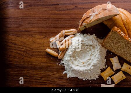 Verschiedene Brotsorten mit Mehl Stockfoto