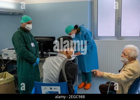 Mailand, Italien. Februar 2021, 18th. Mailand, erster Tag der Impfungen für Menschen über 80 Jahren im Militärkrankenhaus in Via Saint Bon in Baggio nur zur redaktionellen Verwendung Kredit: Unabhängige Fotoagentur/Alamy Live News Stockfoto