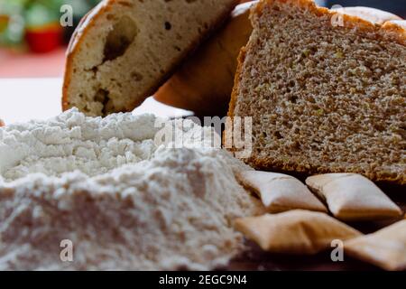 Verschiedene Brotsorten mit Mehl Stockfoto