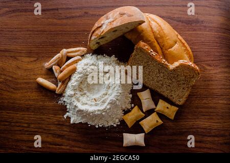 Verschiedene Brotsorten mit Mehl Stockfoto