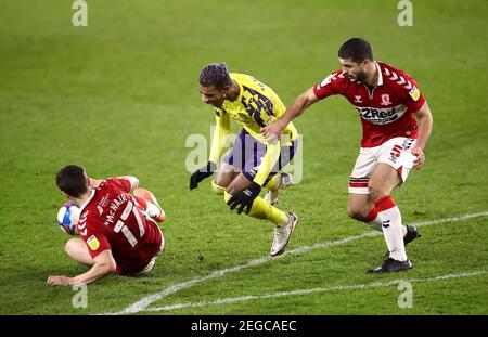 Datei-Foto vom 16-02-2021 von Huddersfield Town Juninho Bacuna geht unter der Herausforderung von Middlesbrough's Paddy McNair. Ausgabedatum: Donnerstag, 18. Februar 2021. Stockfoto