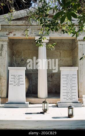 Athen, Griechenland - Februar 3 2021 : Detail eines Mausoleums auf dem ersten Friedhof von Athen, Griechenland Stockfoto