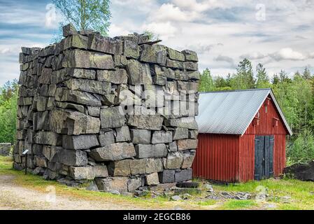 HAGGHULT, SCHWEDEN - 30. MAI 2020: Die schwarzen Berge sind ein Freilichtmuseum, wo Sie das Gefühl der Steinbrüche erleben und einige schöne Kunst ma bewundern können Stockfoto