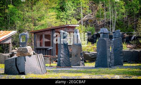 HAGGHULT, SCHWEDEN - 30. MAI 2020: Die schwarzen Berge sind ein Freilichtmuseum, wo Sie das Gefühl der Steinbrüche erleben und einige schöne Kunst ma bewundern können Stockfoto