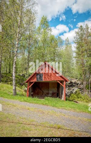 HAGGHULT, SCHWEDEN - 30. MAI 2020: Die schwarzen Berge sind ein Freilichtmuseum, wo Sie das Gefühl der Steinbrüche erleben und einige schöne Kunst ma bewundern können Stockfoto