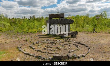 HAGGHULT, SCHWEDEN - 30. MAI 2020: Die schwarzen Berge sind ein Freilichtmuseum, wo Sie das Gefühl der Steinbrüche erleben und einige schöne Kunst ma bewundern können Stockfoto