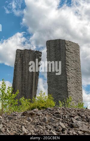 HAGGHULT, SCHWEDEN - 30. MAI 2020: Die schwarzen Berge sind ein Freilichtmuseum, wo Sie das Gefühl der Steinbrüche erleben und einige schöne Kunst ma bewundern können Stockfoto