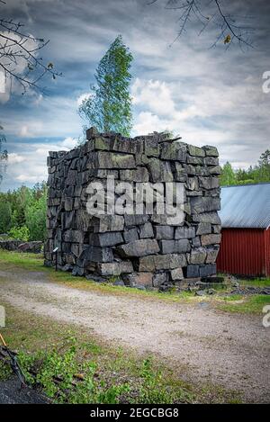 HAGGHULT, SCHWEDEN - 30. MAI 2020: Die schwarzen Berge sind ein Freilichtmuseum, wo Sie das Gefühl der Steinbrüche erleben und einige schöne Kunst ma bewundern können Stockfoto