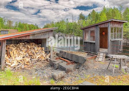 HAGGHULT, SCHWEDEN - 30. MAI 2020: Die schwarzen Berge sind ein Freilichtmuseum, wo Sie das Gefühl der Steinbrüche erleben und einige schöne Kunst ma bewundern können Stockfoto