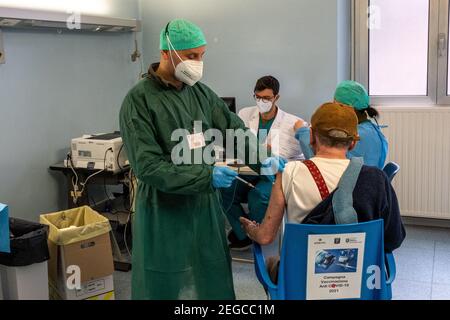 Mailand, Italien. Februar 2021, 18th. 2/18/2021 - Mailand, erster Tag der Antikovid-Impfung für Menschen über 80 Jahren im Militärkrankenhaus in Via Saint Bon in Baggio nur redaktionelle Verwendung (Foto: IPA/Sipa USA) Quelle: SIPA USA/Alamy Live News Stockfoto