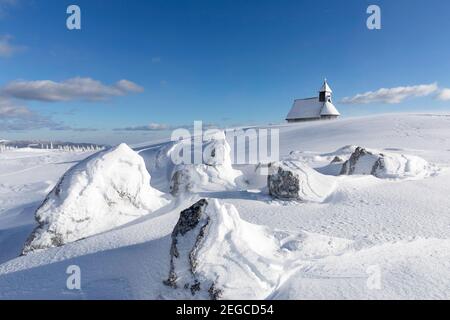 Kapelle der Schneemarie bei windigen Bedingungen auf der Velika planina Wiese, Slowenien Stockfoto