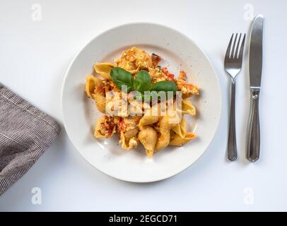 OLYMPUS DITrending Viral Feta Backen Sie Pasta Rezept aus Tomaten, Käse, Knoblauch und Kräutern in einer Auflaufform. Stockfoto