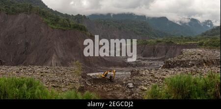 Katastrophale Erosion im Rio Coca Valley, Ecuador, Januar 2021 ein Jahr nach dem Einsturz des San Rafael Wasserfalls. Stockfoto