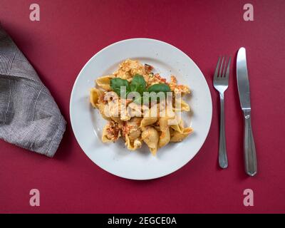 OLYMPUS DITrending Viral Feta Backen Sie Pasta Rezept aus Tomaten, Käse, Knoblauch und Kräutern in einer Auflaufform. Stockfoto