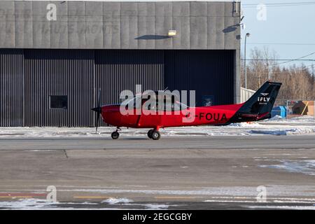 Quebec, Quebec, Kanada - 02-13-2021: Cessna 172 von der iFly College Flugschule in Quebec City rollt für einen Run-up. Stockfoto