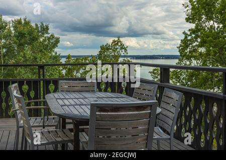 Überblick über die Holzveranda im Freien rund um das private Haus mit herrlicher Landschaft an der Ostsee. Schöne Hintergründe der Natur. Schweden. Stockfoto