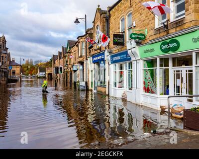 Schwere Überschwemmungen durch den Fluss Derwent platzen seine Ufer verursacht In Matlock Derbyshire Peak District England im November 2019 Stockfoto