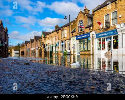 Schwere Überschwemmungen auf der Straße A6, die durch den Fluss verursacht wurden Derwent platzt seine Banken in Matlock Derbyshire Peak District England Großbritannien im November 2019 Stockfoto