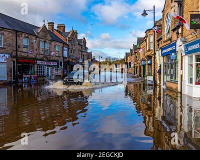 Schwere Überschwemmungen auf der Straße A6, die durch den Fluss verursacht wurden Derwent platzt seine Banken in Matlock Derbyshire Peak District England Großbritannien im November 2019 Stockfoto