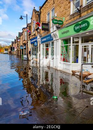 Schwere Überschwemmungen auf der Straße A6, die durch den Fluss verursacht wurden Derwent platzt seine Banken in Matlock Derbyshire Peak District England Großbritannien im November 2019 Stockfoto