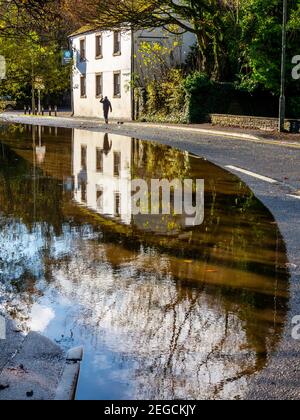 Schwere Überschwemmungen auf der Straße A6, die durch den Fluss verursacht wurden Derwent platzt seine Banken in Matlock Derbyshire Peak District England Großbritannien im November 2019 Stockfoto