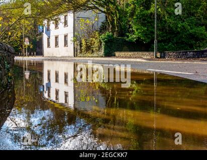 Schwere Überschwemmungen auf der Straße A6, die durch den Fluss verursacht wurden Derwent platzt seine Banken in Matlock Derbyshire Peak District England Großbritannien im November 2019 Stockfoto