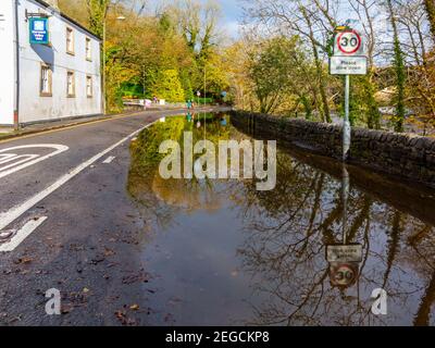 Schwere Überschwemmungen auf der Straße A6, die durch den Fluss verursacht wurden Derwent platzt seine Banken in Matlock Derbyshire Peak District England Großbritannien im November 2019 Stockfoto