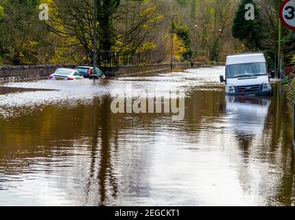 Schwere Überschwemmungen auf der Straße A6, die durch den Fluss verursacht wurden Derwent platzt seine Banken in Matlock Bath Derbyshire Peak District England im November 2019 Stockfoto