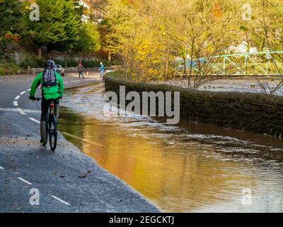 Schwere Überschwemmungen durch den Fluss Derwent platzen seine Ufer verursacht In Matlock Bath Derbyshire Peak District England im November 2019 Stockfoto