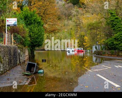 Schwere Überschwemmungen durch den Fluss Derwent platzen seine Ufer verursacht In Matlock Bath Derbyshire Peak District England im November 2019 Stockfoto