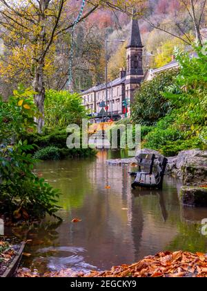 Schwere Überschwemmungen durch den Fluss Derwent platzen seine Ufer verursacht In Matlock Bath Derbyshire Peak District England im November 2019 Stockfoto