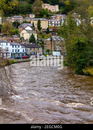 Schwere Überschwemmungen durch den Fluss Derwent platzen seine Ufer verursacht In Matlock Bath Derbyshire Peak District England im November 2019 Stockfoto