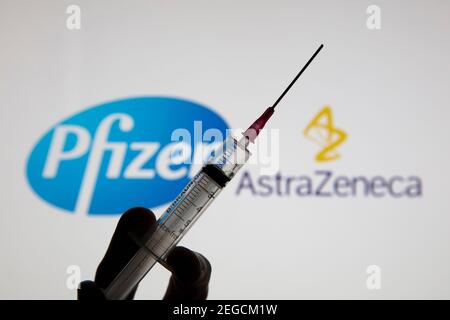 OXFORD, Großbritannien - Februar 2020: Pfizer und Astraeneca-Logos mit covid-19-Impfstoff Stockfoto