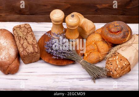 Frisch gebackenes traditionelles Brot. Nahaufnahme von traditionellem Brot. Stockfoto