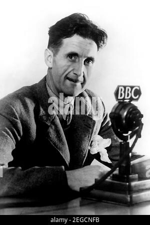 George Orwell. Porträt des englischen Schriftstellers und Journalisten Eric Arthur Blair ( 1903-1950), im Gespräch auf der BBC im Jahr 1940 Stockfoto