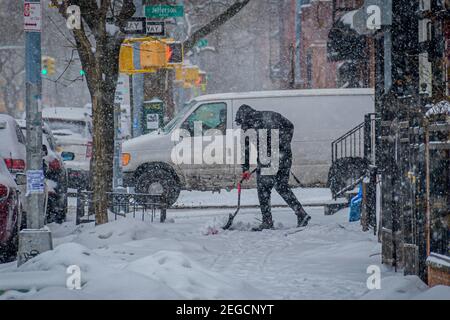 USA. Februar 2021, 18th. Millionen von Einwohnern im Nordosten sind unter schweren Winter Wetter Hinweise, wie Schneesturm Viola trifft die Region. New York City prognostizierte, im Herzen des Schneesturms mit zwischen 3 bis 5 Zoll Schnee zu sein. Prognostiker warnten Manhattan könnte möglicherweise bis zu 10 Zoll Schnee sehen, bis der Sturm bewegt sich aus dem Gebiet. (Foto von Erik McGregor/Sipa USA) Quelle: SIPA USA/Alamy Live News Stockfoto