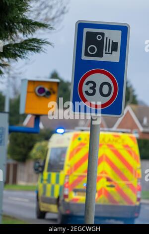 Blitzerwarnung, Warnschild, Aktion, Gatso, Bus Lane Kameras, Rotlichtkameras, Gelbe Anschlussdose, Durchschnittsgeschwindigkeit, Truvelo, Gatso, Intelligente Autobahnen. Stockfoto